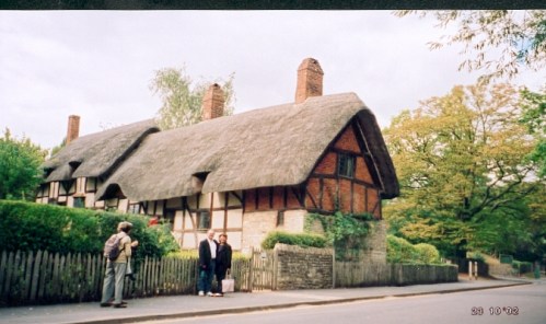 1LRSuePaudieAnnHathewaysCottageStratford